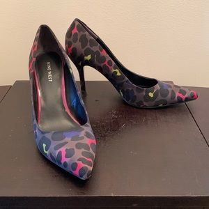 Nine West black/neon animal print pumps